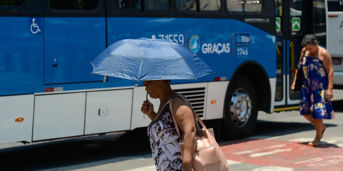 Especialista alerta que calor e desidratação aumentam os casos de AVC no verão. Prevenção envolve hidratação, hábitos saudáveis e atendimento rápido.