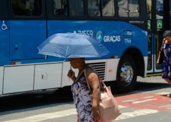 Especialista alerta que calor e desidratação aumentam os casos de AVC no verão. Prevenção envolve hidratação, hábitos saudáveis e atendimento rápido.