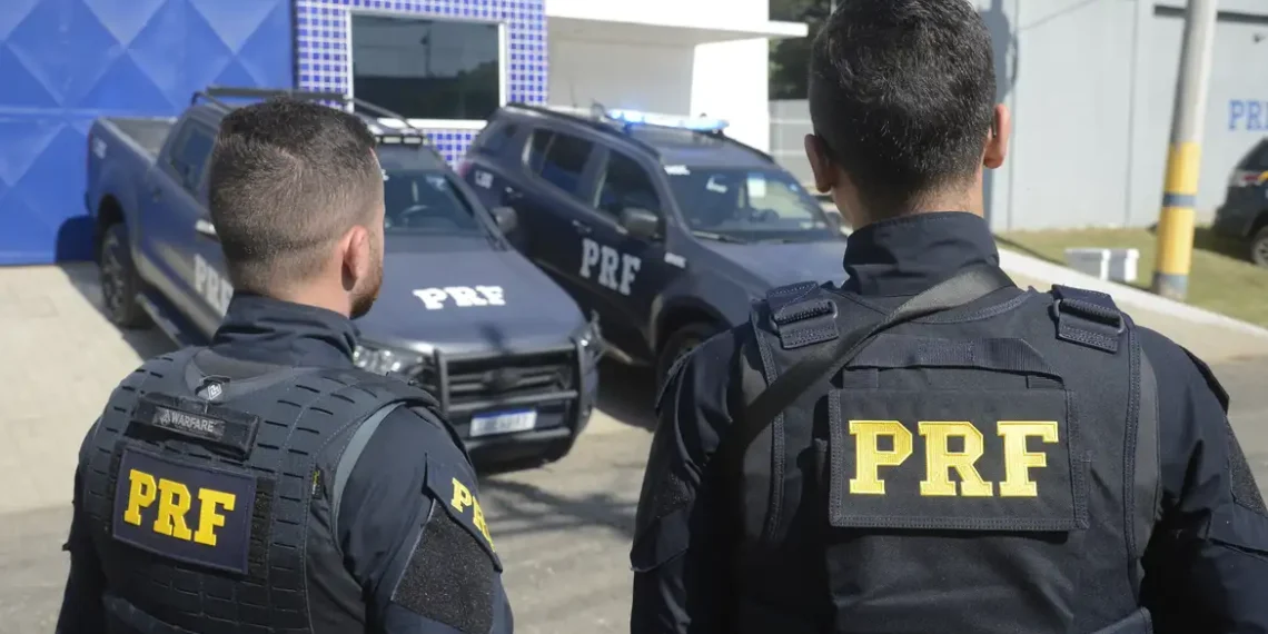 Provas discursivas do CNU 2025 estão sob custódia da PRF e demais forças de segurança, em operação nacional com 22 mil profissionais para garantir logística, transporte e aplicação do exame neste domingo (7).