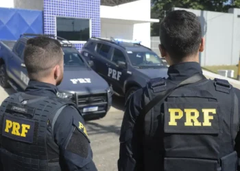 Provas discursivas do CNU 2025 estão sob custódia da PRF e demais forças de segurança, em operação nacional com 22 mil profissionais para garantir logística, transporte e aplicação do exame neste domingo (7).