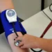 Entidades médicas alertam para riscos da prescrição de testosterona em mulheres e reforçam que o uso só é indicado para TDSH, sem aval da Anvisa.