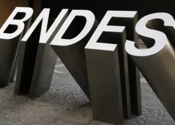 A 1ª Semana da Economia Brasileira, no Rio, revisita quatro décadas de avanços sociais e econômicos, discute desafios como desigualdade, clima e tecnologia e reforça o papel do BNDES no debate nacional.