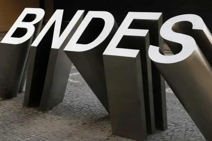 A 1ª Semana da Economia Brasileira, no Rio, revisita quatro décadas de avanços sociais e econômicos, discute desafios como desigualdade, clima e tecnologia e reforça o papel do BNDES no debate nacional.