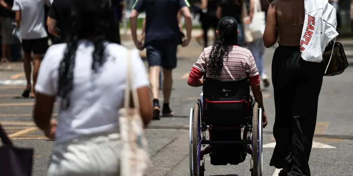 Enem 2025 é reaplicado nos dias 16 e 17 de dezembro para participantes com problemas logísticos, doenças infectocontagiosas ou afetados por desastres naturais.