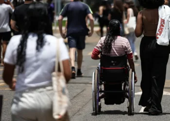 Enem 2025 é reaplicado nos dias 16 e 17 de dezembro para participantes com problemas logísticos, doenças infectocontagiosas ou afetados por desastres naturais.