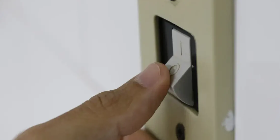 Aneel anuncia bandeira tarifária verde em janeiro de 2026, garantindo conta de luz sem cobrança extra e alívio no orçamento dos consumidores.