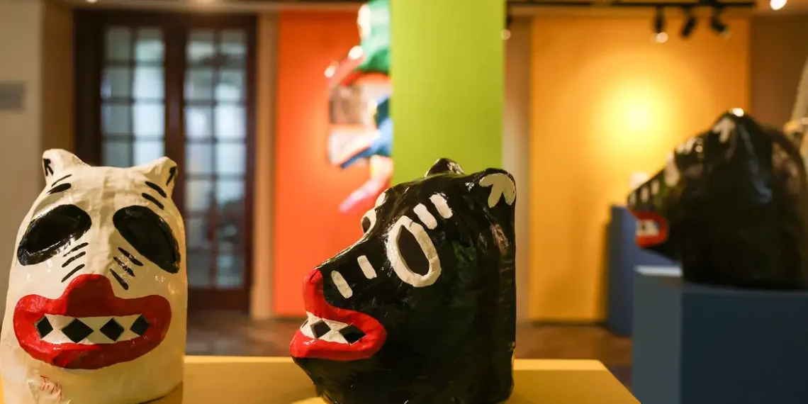 Quarta geração de artesãos de Olinda mantém viva a tradição das máscaras de carnaval. Arte da La Ursa ganha exposição no Rio até 2026.