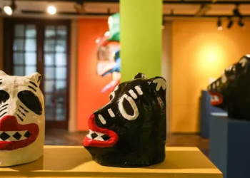 Quarta geração de artesãos de Olinda mantém viva a tradição das máscaras de carnaval. Arte da La Ursa ganha exposição no Rio até 2026.