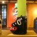 Quarta geração de artesãos de Olinda mantém viva a tradição das máscaras de carnaval. Arte da La Ursa ganha exposição no Rio até 2026.