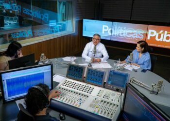 Ministro Alexandre Padilha afirma que o Brasil reverte fake news sobre vacinas e amplia cobertura vacinal. Governo celebra vacina nacional contra a dengue e novas campanhas do SUS.