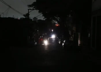 O Ministério de Minas e Energia afirmou que a Enel pode perder a concessão em São Paulo se não cumprir metas de qualidade, após apagão causado por ciclone extratropical.