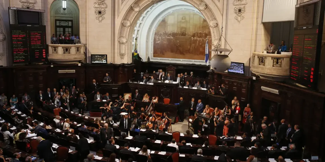 Alerj deve decidir em breve se mantém ou revoga a prisão de Rodrigo Bacellar, detido pela PF por suspeita de vazamento de informações sigilosas. Entenda o processo e o histórico de casos semelhantes.