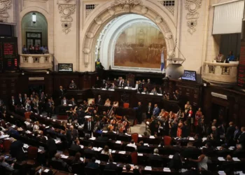 Alerj deve decidir em breve se mantém ou revoga a prisão de Rodrigo Bacellar, detido pela PF por suspeita de vazamento de informações sigilosas. Entenda o processo e o histórico de casos semelhantes.