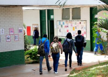 Lei Complementar 223 libera recursos do Fundo Social do pré-sal para educação e saúde e retira gastos temporários dos limites do arcabouço fiscal.