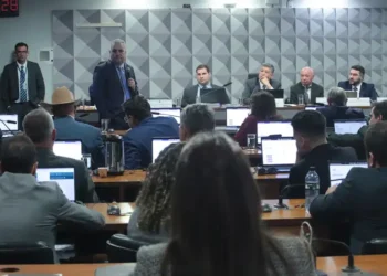 CPMI do INSS convoca o dono do Banco Master, Daniel Vorcaro, e o governador Romeu Zema; comissão investiga possíveis irregularidades em empréstimos consignados para beneficiários do INSS.