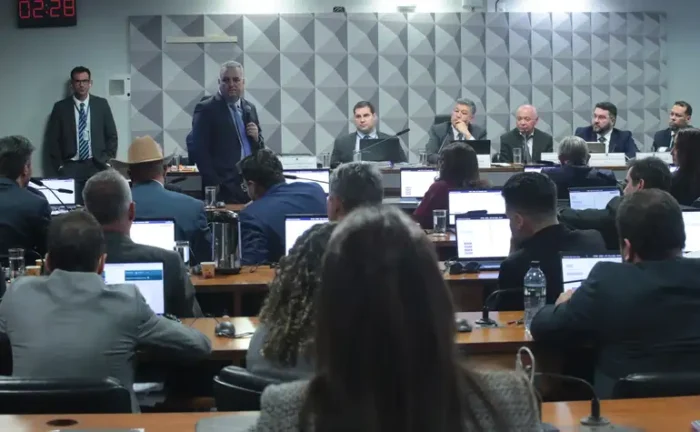 CPMI do INSS convoca o dono do Banco Master, Daniel Vorcaro, e o governador Romeu Zema; comissão investiga possíveis irregularidades em empréstimos consignados para beneficiários do INSS.