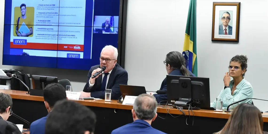 Presidente do Inep, Manuel Palacios, descarta vazamento no Enem 2025 e explica que questões anuladas foram resultado de itens memorizados em pré-testes. PF investiga divulgação antecipada.