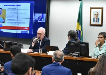 Presidente do Inep, Manuel Palacios, descarta vazamento no Enem 2025 e explica que questões anuladas foram resultado de itens memorizados em pré-testes. PF investiga divulgação antecipada.