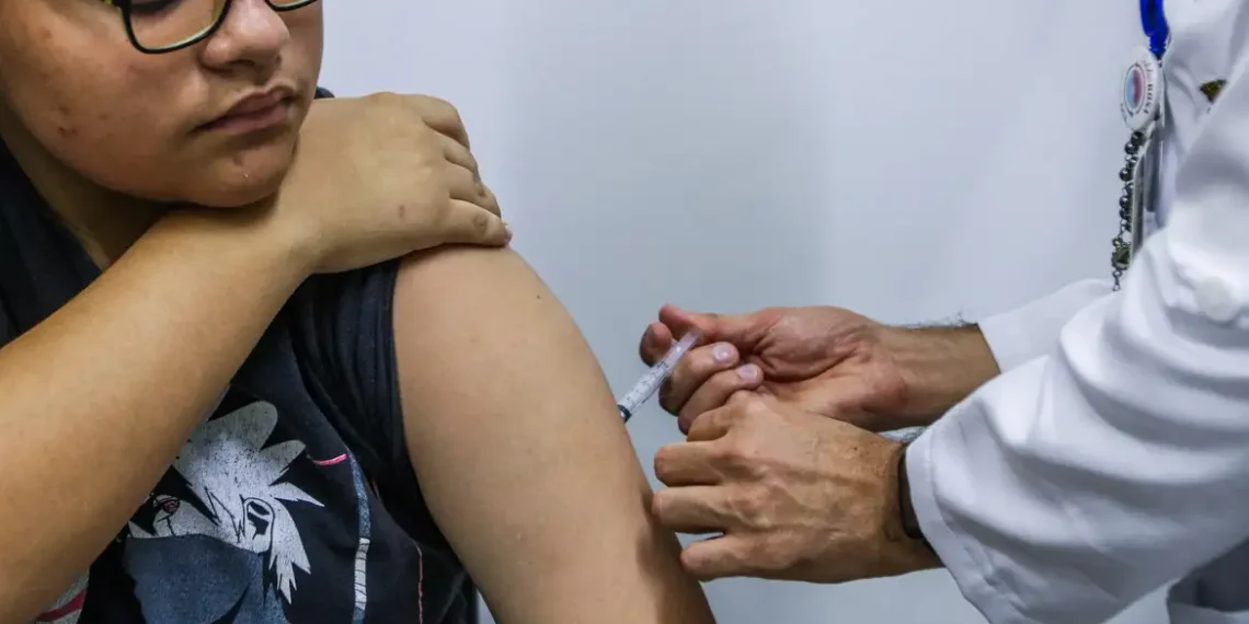 Ministério da Saúde prorroga até o primeiro semestre de 2026 a vacinação contra o HPV para jovens de 15 a 19 anos que ainda não se imunizaram.