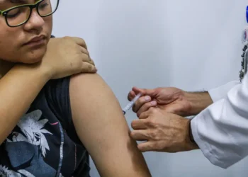 Ministério da Saúde prorroga até o primeiro semestre de 2026 a vacinação contra o HPV para jovens de 15 a 19 anos que ainda não se imunizaram.