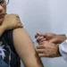 Ministério da Saúde prorroga até o primeiro semestre de 2026 a vacinação contra o HPV para jovens de 15 a 19 anos que ainda não se imunizaram.