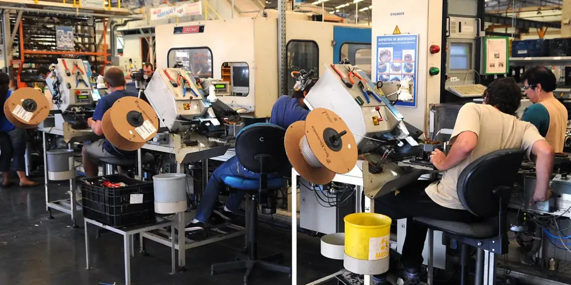 A produção de petróleo, minério de ferro e gás natural impulsionou a indústria brasileira, que cresceu 0,1% em outubro. Apesar da melhora, juros altos e tarifas americanas seguem freando o setor, aponta IBGE.