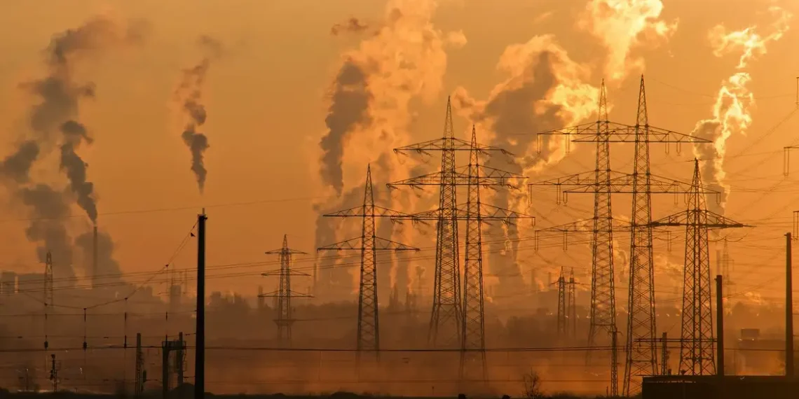 Acordo de Paris completa 10 anos com avanços no combate à crise climática, mas ONU alerta que metas atuais ainda são insuficientes para limitar aquecimento a 1,5°C.