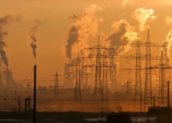 Acordo de Paris completa 10 anos com avanços no combate à crise climática, mas ONU alerta que metas atuais ainda são insuficientes para limitar aquecimento a 1,5°C.