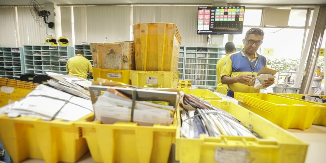 Tesouro Nacional reprova empréstimo de R$ 20 bilhões solicitado pelos Correios devido aos juros acima do limite permitido; estatal busca alternativas para reforçar liquidez e avançar no plano de reestruturação.