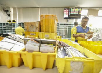Tesouro Nacional reprova empréstimo de R$ 20 bilhões solicitado pelos Correios devido aos juros acima do limite permitido; estatal busca alternativas para reforçar liquidez e avançar no plano de reestruturação.
