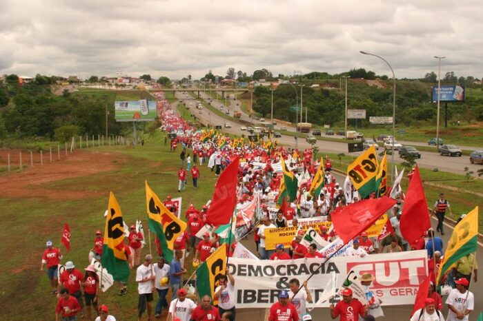 Salário mínimo deve subir para R$ 1.621 em 2026, com quarto aumento real seguido desde 2023. Valorização acumulada já supera a inflação em 11,5%.