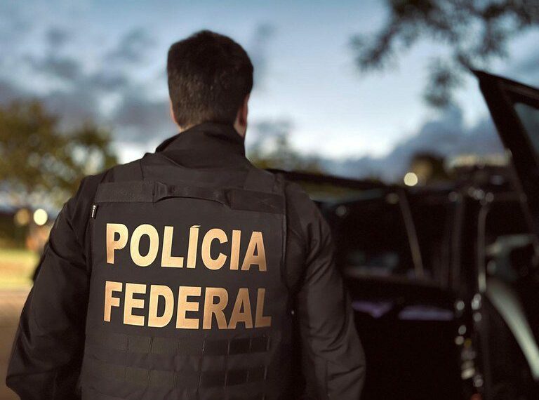 Polícia Federal desarticula organizações criminosas que aliciavam brasileiras pelas redes sociais e as enviavam para exploração sexual na Europa e Ásia.