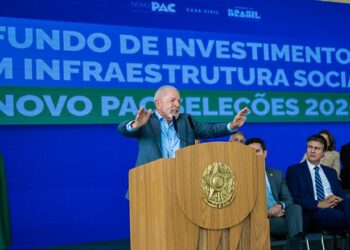 Lula anuncia mais de R$ 39 bilhões em investimentos do Novo PAC para educação, saúde e saneamento, beneficiando estados e municípios.