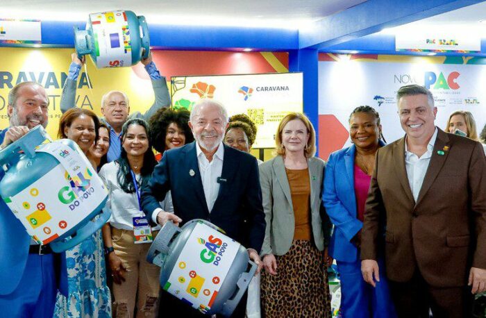 Lula abre Caravana Federativa em Belo Horizonte e reforça integração entre União, estados e municípios. Evento reúne mais de 4 mil participantes, entrega equipamentos de saúde e anuncia obras e programas para Minas Gerais.