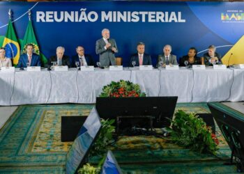 Em reunião ministerial, Lula afirma que governo acabou com a invisibilidade do povo pobre, destaca crescimento econômico, políticas sociais, reindustrialização e transparência.