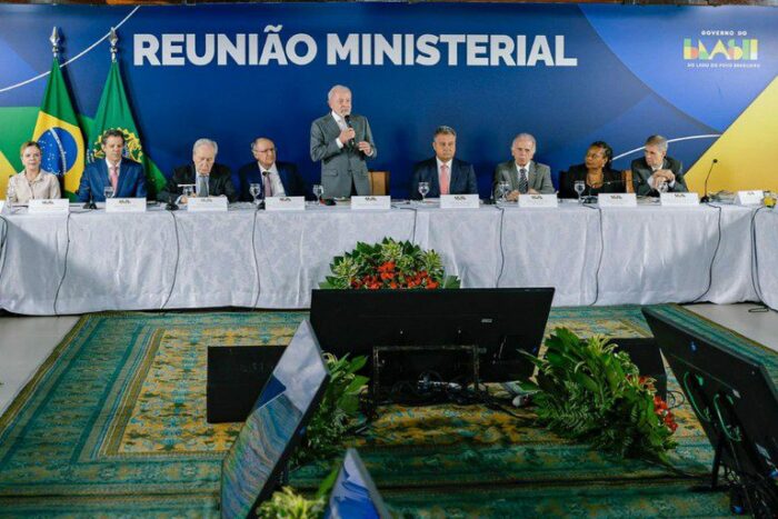 Em reunião ministerial, Lula afirma que governo acabou com a invisibilidade do povo pobre, destaca crescimento econômico, políticas sociais, reindustrialização e transparência.