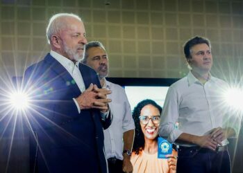 Lula entrega Carteira Nacional Docente a educadores no Ceará, anuncia avanços no ITA e defende mais oportunidades educacionais para todos.