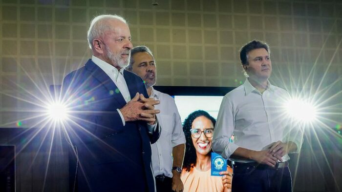 Lula entrega Carteira Nacional Docente a educadores no Ceará, anuncia avanços no ITA e defende mais oportunidades educacionais para todos.