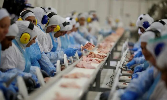 Preços da indústria caíram 0,48% em outubro, nona retração consecutiva, segundo o IBGE. Alimentos e produtos químicos puxam o resultado, e o IPP acumula queda de 4,33% no ano.