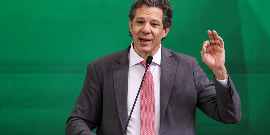 Fernando Haddad afirma que o Brasil registrará a menor inflação de sua história ao final do atual mandato. Ministro também aponta queda do desemprego, investimentos recordes e avanços fiscais.