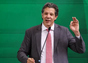 Fernando Haddad afirma que o Brasil registrará a menor inflação de sua história ao final do atual mandato. Ministro também aponta queda do desemprego, investimentos recordes e avanços fiscais.