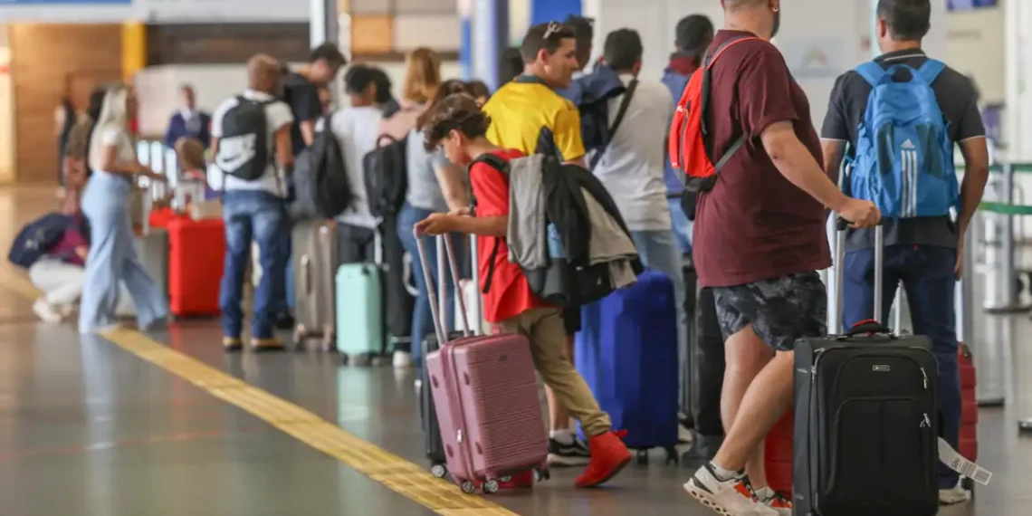 Pilotos e comissários podem entrar em greve nacional a partir de 1º de janeiro; decisão depende de assembleias que avaliam proposta salarial negociada no TST.