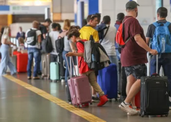 Pilotos e comissários podem entrar em greve nacional a partir de 1º de janeiro; decisão depende de assembleias que avaliam proposta salarial negociada no TST.