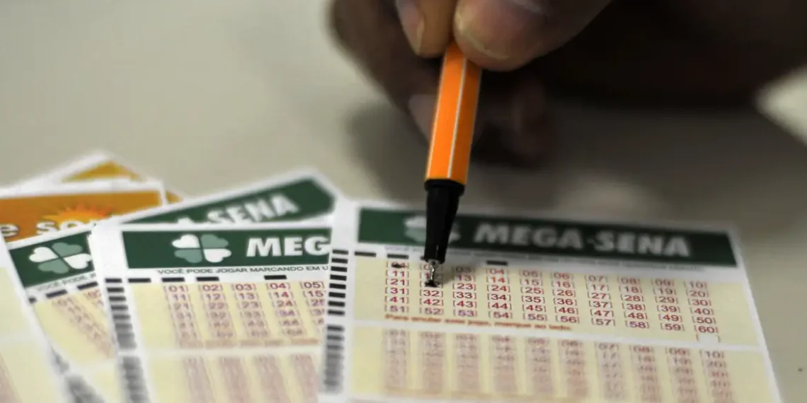 Mega-Sena acumula após ninguém acertar o concurso 2.950. Próximo prêmio está estimado em R$ 44 milhões; quina e quadra têm mais de 2 mil ganhadores.
