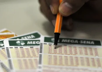 Mega-Sena acumula após ninguém acertar o concurso 2.950. Próximo prêmio está estimado em R$ 44 milhões; quina e quadra têm mais de 2 mil ganhadores.