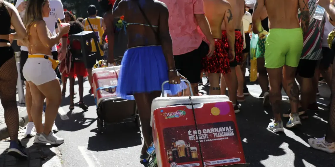 Ambulantes interessados em trabalhar no carnaval de rua do Rio de Janeiro podem se inscrever até 7 de janeiro de 2026. Sorteio das vagas ocorre no dia 8.