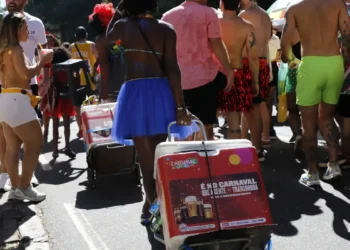 Ambulantes interessados em trabalhar no carnaval de rua do Rio de Janeiro podem se inscrever até 7 de janeiro de 2026. Sorteio das vagas ocorre no dia 8.