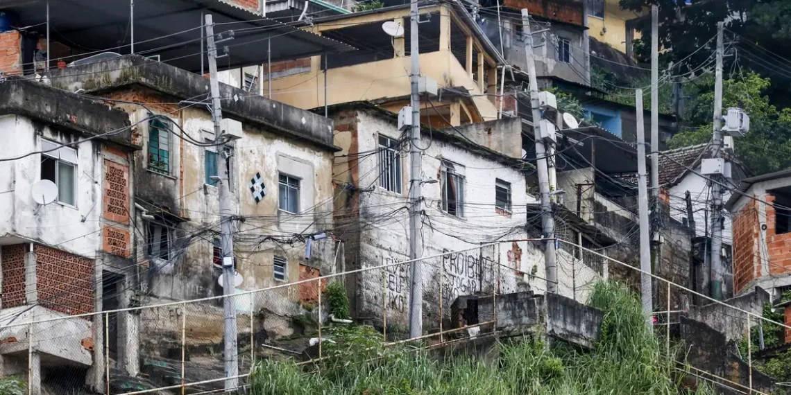 Segundo o IBGE, 3,1 milhões de moradores de favelas vivem em vias inacessíveis para veículos grandes, dificultando serviços públicos como coleta de lixo, ambulâncias e transporte. Levantamento também aponta falta de calçadas, pavimentação e infraestrutura básica.