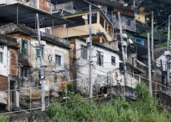 Segundo o IBGE, 3,1 milhões de moradores de favelas vivem em vias inacessíveis para veículos grandes, dificultando serviços públicos como coleta de lixo, ambulâncias e transporte. Levantamento também aponta falta de calçadas, pavimentação e infraestrutura básica.