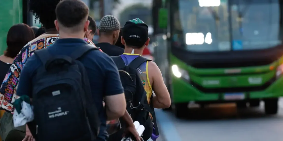 A passagem de ônibus no Rio de Janeiro vai aumentar de R$ 4,70 para R$ 5 a partir de domingo (4). Novo valor também vale para BRT, VLT e vans.